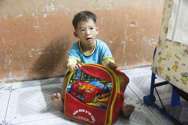 Chồng bỏ đi, người mẹ trẻ nuốt nước mắt nuôi hai con nhỏ dại, bệnh tật