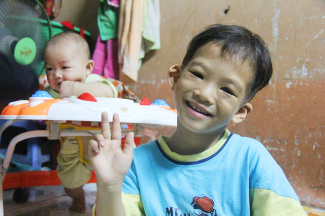 Chồng bỏ đi, người mẹ trẻ nuốt nước mắt nuôi hai con nhỏ dại, bệnh tật