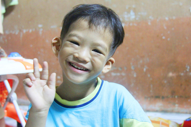 Chồng bỏ đi, người mẹ trẻ nuốt nước mắt nuôi hai con nhỏ dại, bệnh tật