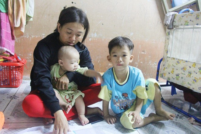Chồng bỏ đi, người mẹ trẻ nuốt nước mắt nuôi hai con nhỏ dại, bệnh tật