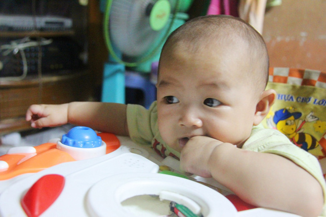 Chồng bỏ đi, người mẹ trẻ nuốt nước mắt nuôi hai con nhỏ dại, bệnh tật