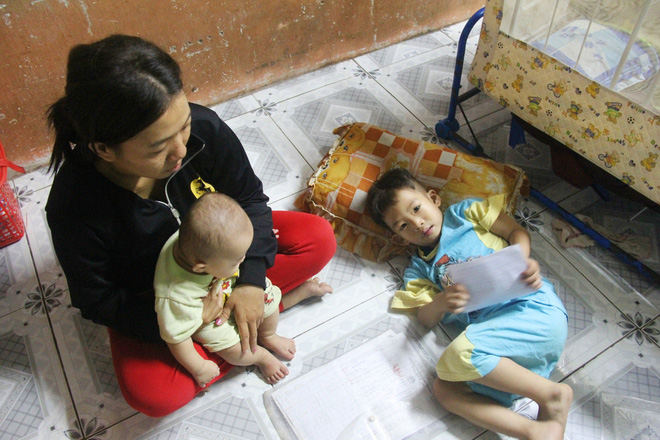 Chồng bỏ đi, người mẹ trẻ nuốt nước mắt nuôi hai con nhỏ dại, bệnh tật