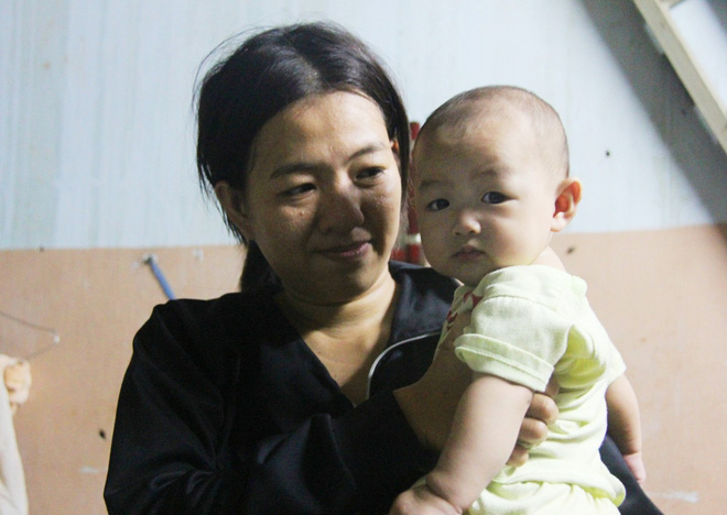 Chồng bỏ đi, người mẹ trẻ nuốt nước mắt nuôi hai con nhỏ dại, bệnh tật