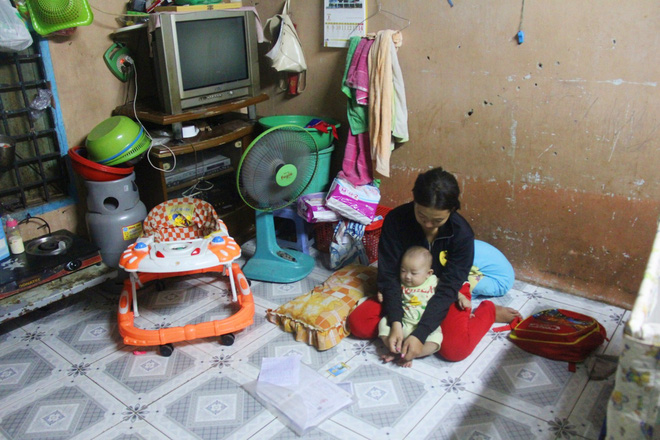 Chồng bỏ đi, người mẹ trẻ nuốt nước mắt nuôi hai con nhỏ dại, bệnh tật