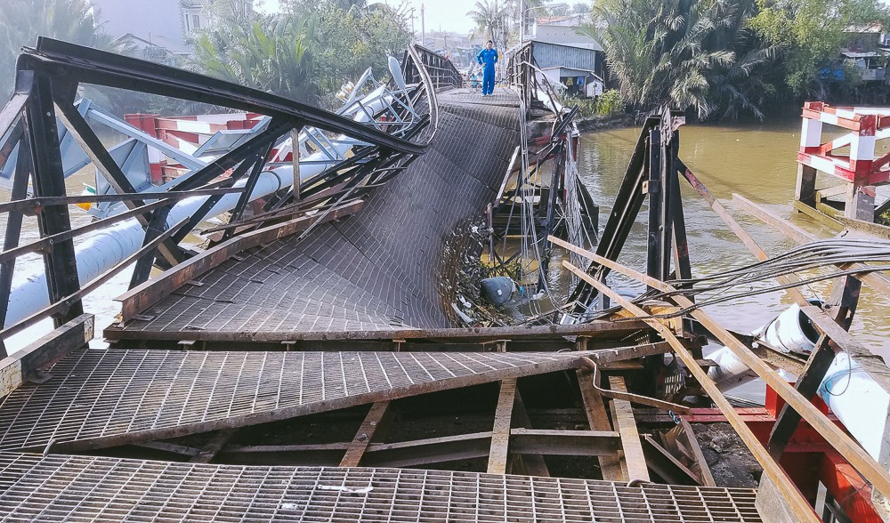 Cận cảnh hiện trường kinh hoàng sập cầu Long Kiển ở Sài Gòn, chưa thể vớt ô tô tải rơi xuống sông