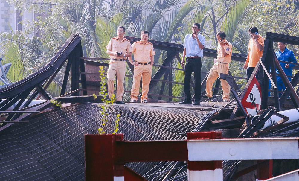 Cận cảnh hiện trường kinh hoàng sập cầu Long Kiển ở Sài Gòn, chưa thể vớt ô tô tải rơi xuống sông