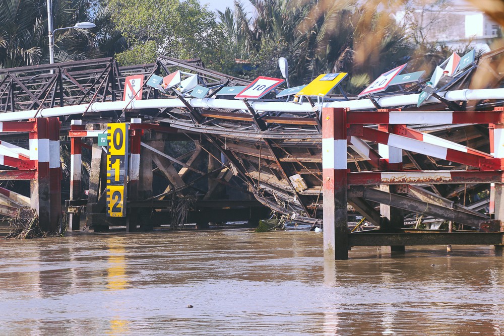 Cận cảnh hiện trường kinh hoàng sập cầu Long Kiển ở Sài Gòn, chưa thể vớt ô tô tải rơi xuống sông