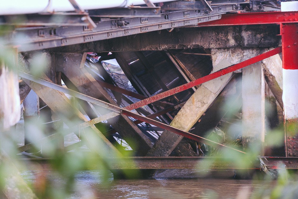 Cận cảnh hiện trường kinh hoàng sập cầu Long Kiển ở Sài Gòn, chưa thể vớt ô tô tải rơi xuống sông