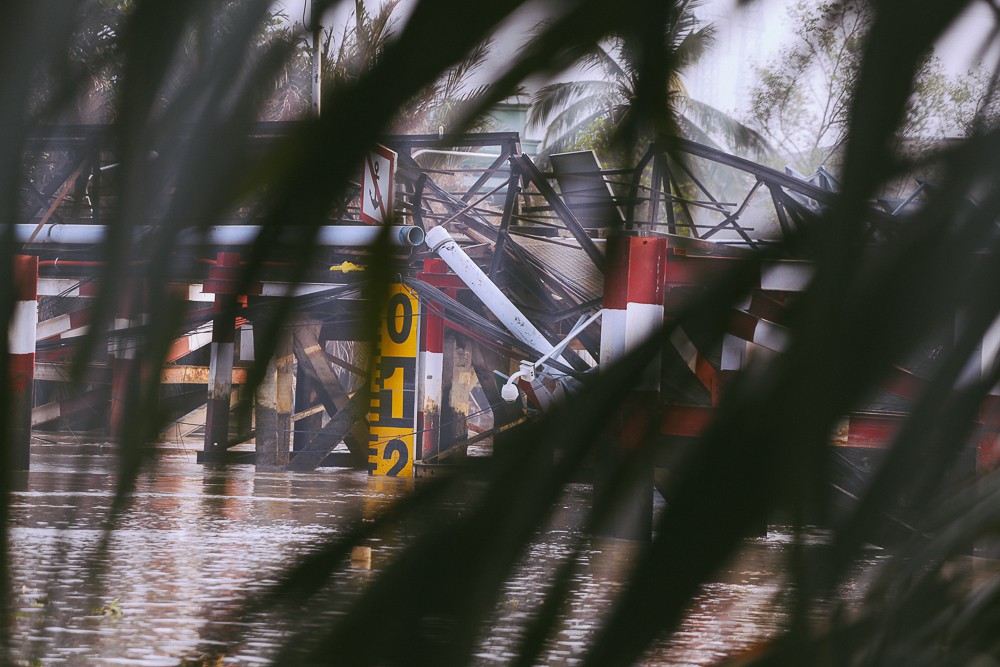 Cận cảnh hiện trường kinh hoàng sập cầu Long Kiển ở Sài Gòn, chưa thể vớt ô tô tải rơi xuống sông