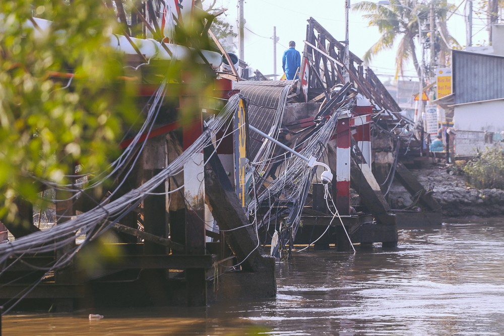 Cận cảnh hiện trường kinh hoàng sập cầu Long Kiển ở Sài Gòn, chưa thể vớt ô tô tải rơi xuống sông