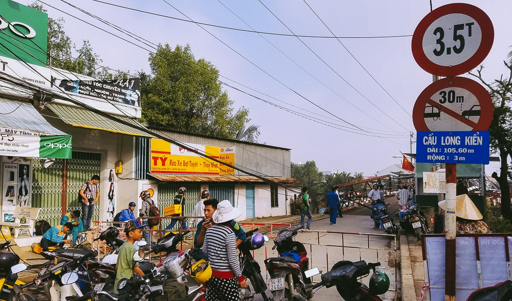 Cận cảnh hiện trường kinh hoàng sập cầu Long Kiển ở Sài Gòn, chưa thể vớt ô tô tải rơi xuống sông