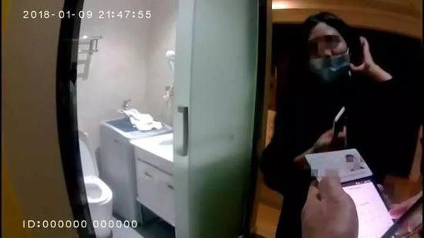 Sau khi ân ái ở nhà nghỉ, cô gái báo cảnh sát bị hiếp dâm vì người tình... quá xấu