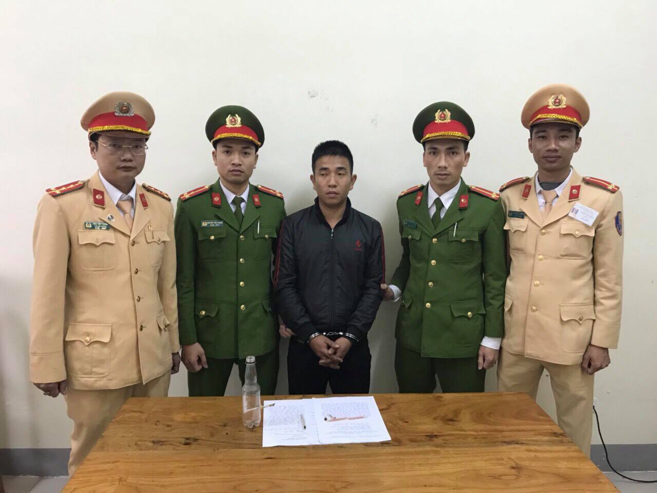 Tài xế xe tải phê ma túy, lái xe loạng choạng trên quốc lộ