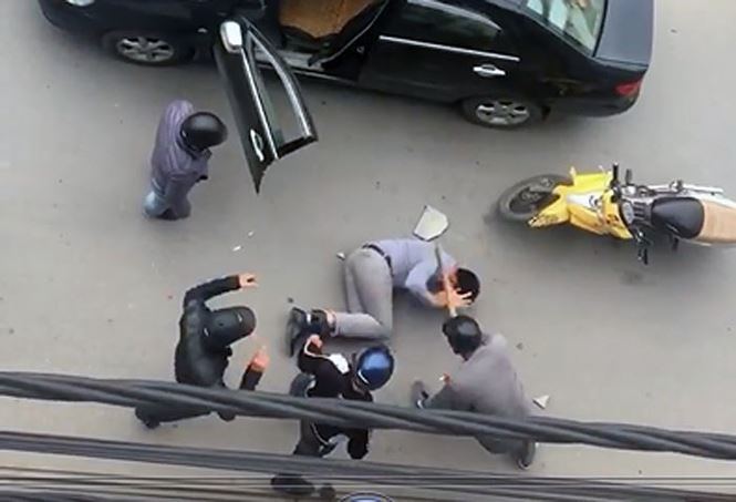 Lộ nguyên nhân vụ tài xế bị lôi khỏi ô tô, đánh dã man trên đường