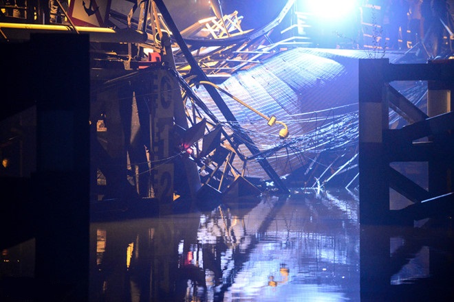 Phút thoát nạn của tài xế xe tải, xe máy khi cầu Long Kiển sập