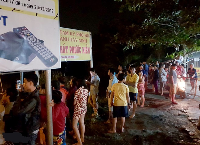 Phút thoát nạn của tài xế xe tải, xe máy khi cầu Long Kiển sập