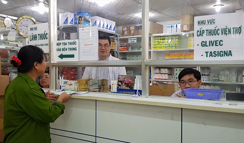 Thay thuốc trị ung thư máu trong khi chờ thuốc viện trợ