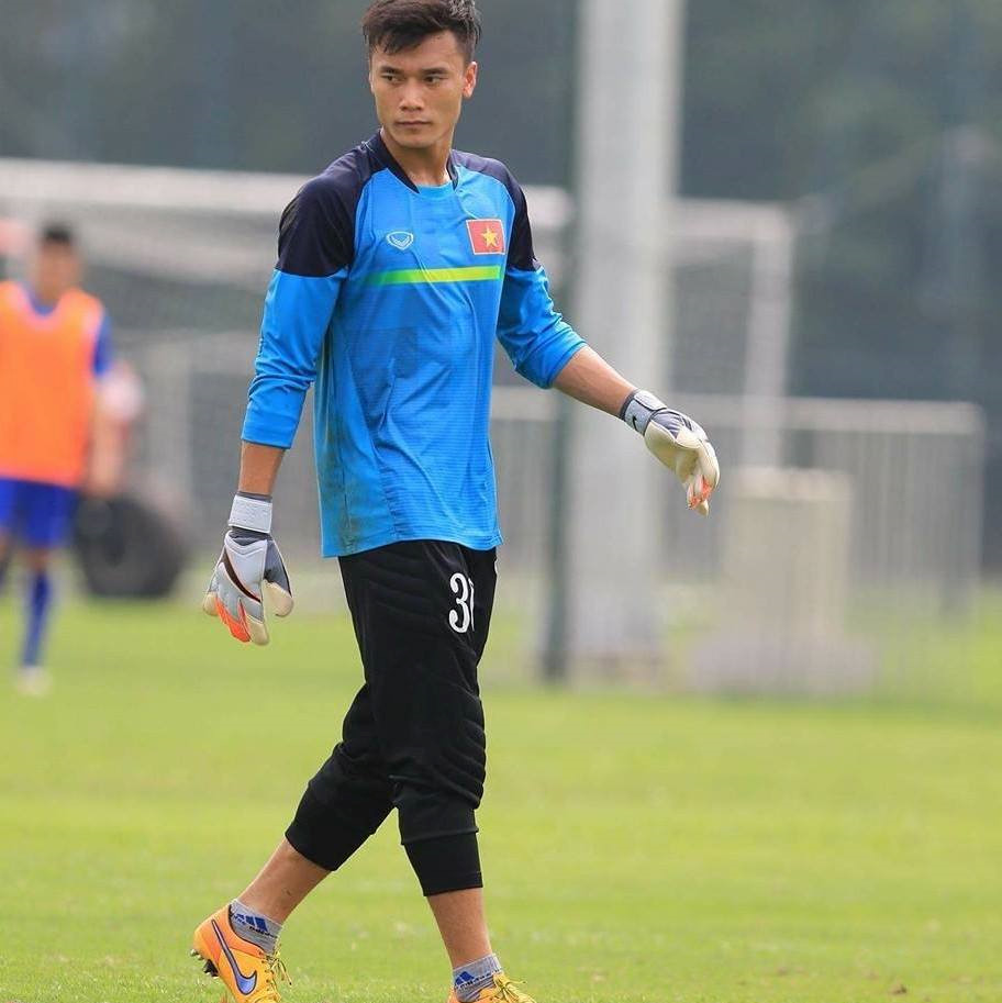 Dân mạng tìm kiếm thủ môn Bùi Tiến Dũng sau trận thắng lịch sử