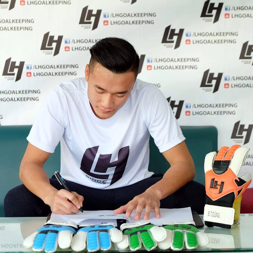 Dân mạng tìm kiếm thủ môn Bùi Tiến Dũng sau trận thắng lịch sử