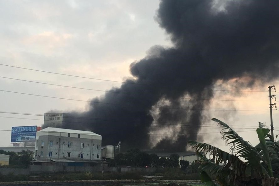Cháy lớn kinh hoàng, khói bốc cao hàng chục mét tại Hải Dương