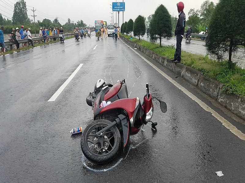 Mất lái đâm dải phân cách, cô gái trẻ tử vong