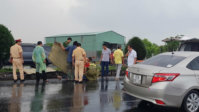 Mất lái đâm dải phân cách, cô gái trẻ tử vong Mất lái đâm dải phân cách, cô gái trẻ tử vong