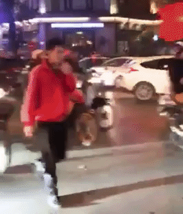 Vừa phân luồng vừa đập tay mọi người - đây là cách anh công an dễ thương ăn mừng chiến thắng của U23! Vừa phân luồng vừa đập tay mọi người - đây là cách anh công an dễ thương ăn mừng chiến thắng của U23!