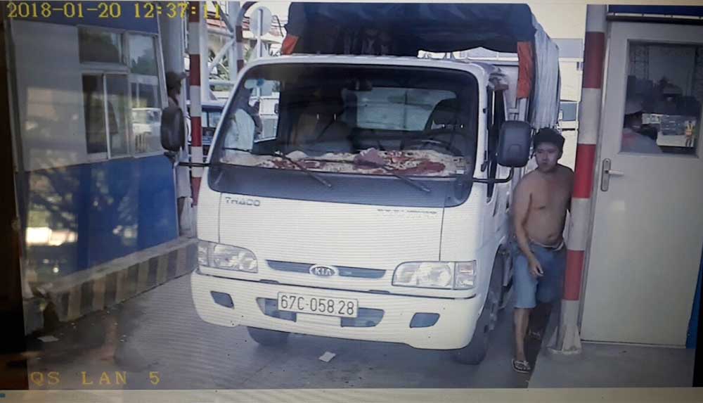 Bị quay phim, tài xế giật điện thoại của nhân viên trạm BOT