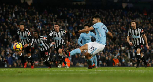 Aguero lập hat-trick, Man City giữ khoảng cách 12 điểm với Man Utd