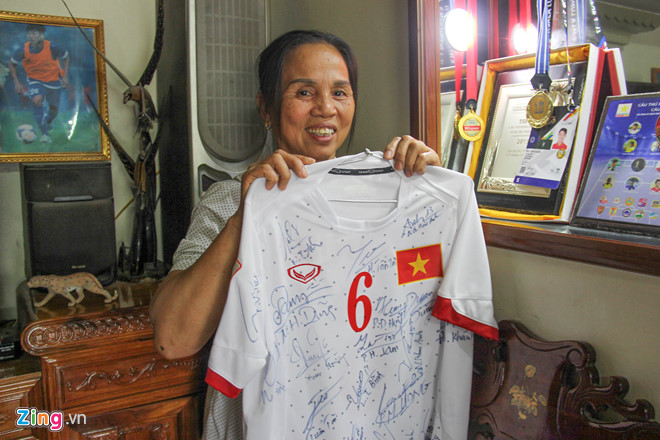 Mẹ trung vệ Tiến Dũng ngất xỉu khi con trai đá cú 11 m quyết định