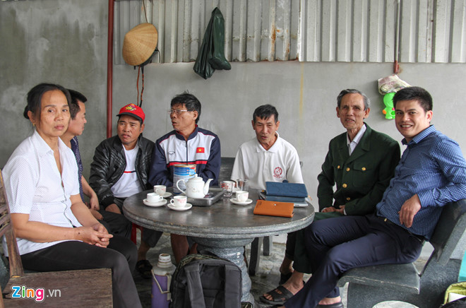 Mẹ trung vệ Tiến Dũng ngất xỉu khi con trai đá cú 11 m quyết định