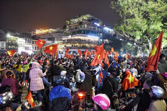 Dòng xe phá rào phố đi bộ Hà Nội sau chiến thắng của U23 Việt Nam