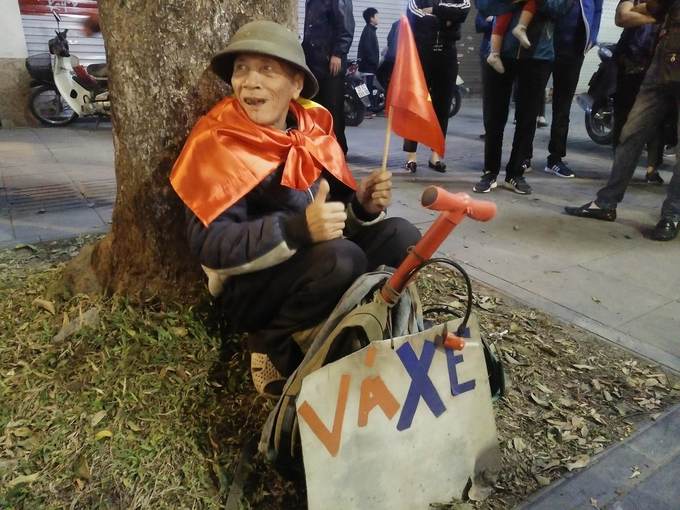 Dòng xe phá rào phố đi bộ Hà Nội sau chiến thắng của U23 Việt Nam