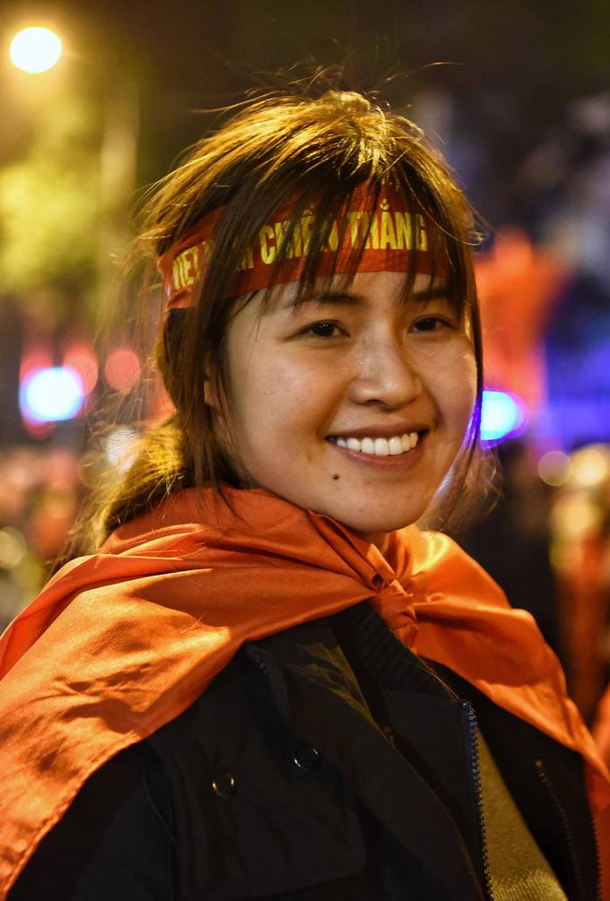 Dòng xe phá rào phố đi bộ Hà Nội sau chiến thắng của U23 Việt Nam