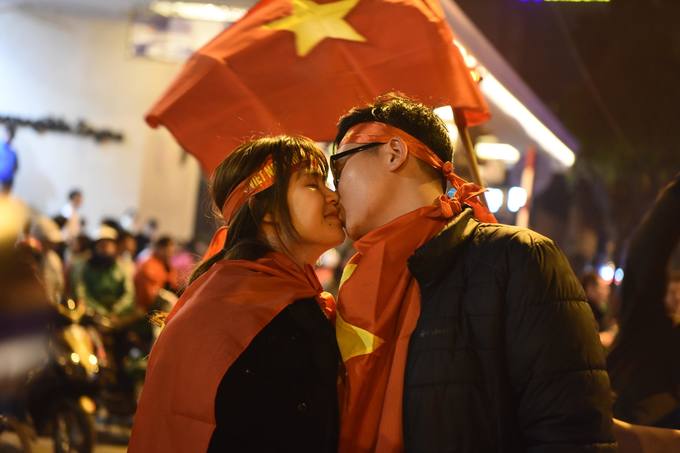 Dòng xe phá rào phố đi bộ Hà Nội sau chiến thắng của U23 Việt Nam