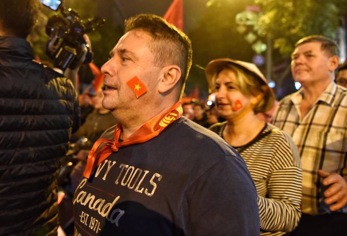 Dòng xe phá rào phố đi bộ Hà Nội sau chiến thắng của U23 Việt Nam