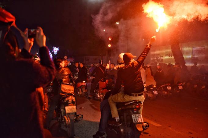 Dòng xe phá rào phố đi bộ Hà Nội sau chiến thắng của U23 Việt Nam