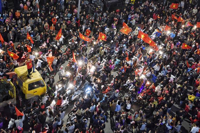 Dòng xe phá rào phố đi bộ Hà Nội sau chiến thắng của U23 Việt Nam