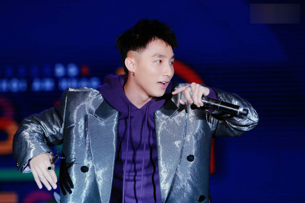 Clip: Đang trên sân khấu trình diễn mà Sơn Tùng vẫn hào hứng hô vang Việt Nam khi biết tin U23 Việt Nam chiến thắng