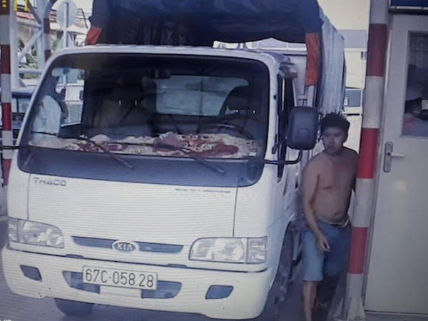 Nhân viên trạm thu phí T2 bị tài xế giật điện thoại