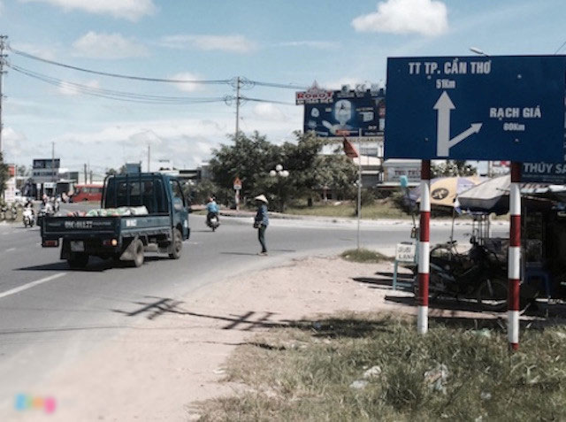 Nhân viên trạm thu phí T2 bị tài xế giật điện thoại