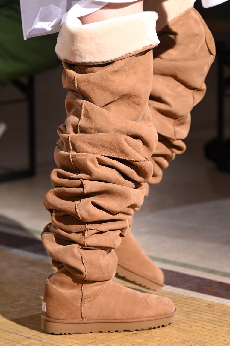 Hỏi nhanh: Bạn có muốn đi đôi boot ngang đùi đồ sộ và trễ nải này không? Nó đang là mốt mới nhất đấy!