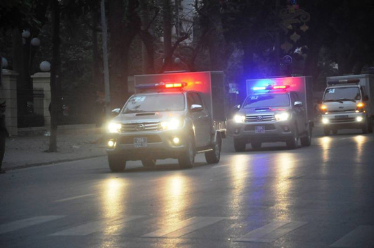 Đoàn xe đưa ông Đinh La Thăng và đồng phạm tới tòa nghe tuyên án