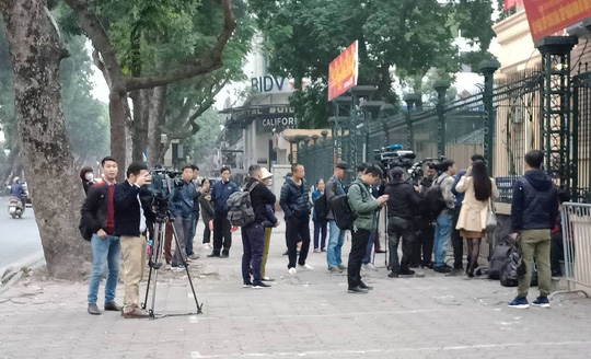 Đoàn xe đưa ông Đinh La Thăng và đồng phạm tới tòa nghe tuyên án