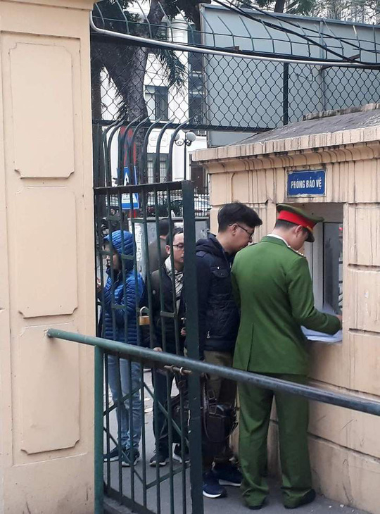 Đoàn xe đưa ông Đinh La Thăng và đồng phạm tới tòa nghe tuyên án