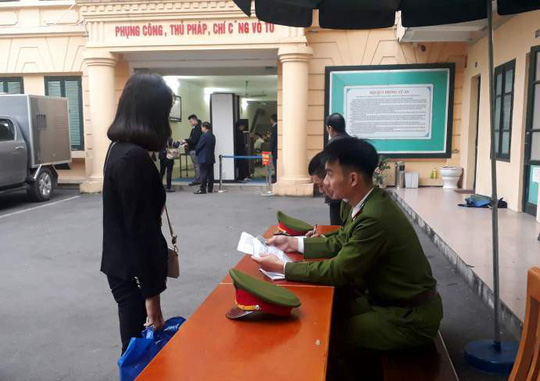 Đoàn xe đưa ông Đinh La Thăng và đồng phạm tới tòa nghe tuyên án