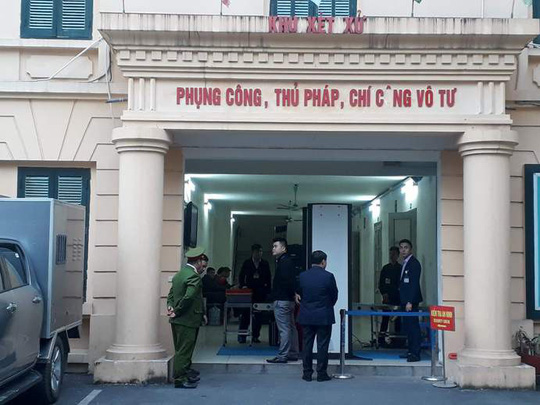 Đoàn xe đưa ông Đinh La Thăng và đồng phạm tới tòa nghe tuyên án