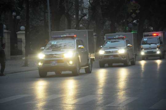 Đoàn xe đưa ông Đinh La Thăng và đồng phạm tới tòa nghe tuyên án