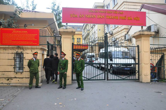 Đoàn xe đưa ông Đinh La Thăng và đồng phạm tới tòa nghe tuyên án