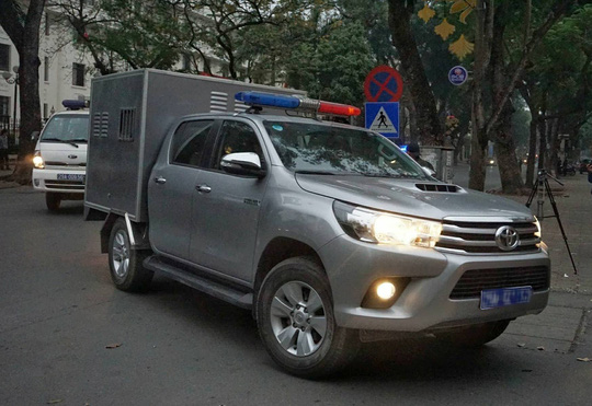 Đoàn xe đưa ông Đinh La Thăng và đồng phạm tới tòa nghe tuyên án